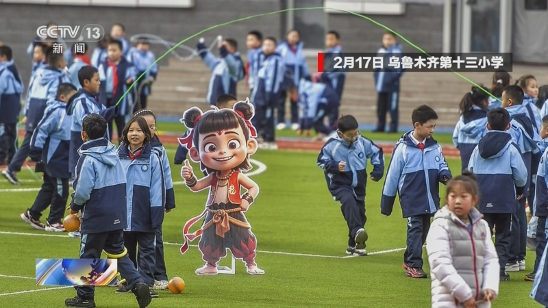 与此同时